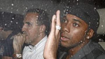 <b>PAREJA DE HECHO. </b>Ribeiro y Robinho estuvieron juntos hasta el final y abandonaron de madrugada el Bernabéu tras firmar con el City.