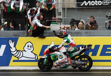Celebracin del piloto francs, Johann Zarco, tras proclamarse campen del Gran Premio de Francia de MotoGP.