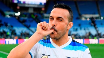 Pedro Rodríguez, celebrando un triunfo de la Lazio junto al trofeo de 'MVP'