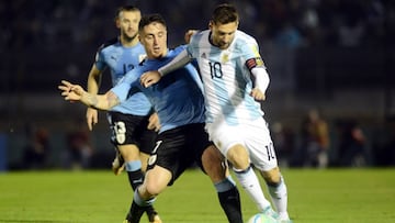 Soccer Football - 2018 World Cup Qualifiers - Uruguay v Argentina - Centenario stadium, Montevideo, Uruguay - August 31, 2017. Argentina&#039;s Lionel Messi and Uruguay&#039;s Cristian Rodriguez in action. REUTERS/Carlos Pazos