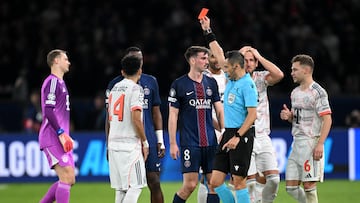 PARIS, FRANCE - NOVEMBER 04: Referee Maurizio Mariani shows a red card to Luis Diaz of Bayern Munich for a foul on Achraf Hakimi of Paris Saint-Germain (not pictured) following a VAR review during the UEFA Champions League 2025/26 League Phase MD4 match between Paris Saint-Germain and FC Bayern München at Parc des Princes on November 04, 2025 in Paris, France. (Photo by Stuart Franklin/Getty Images)