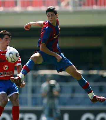 Se inició en las categoría inferiores del Barcelona en 2006 y estuvo en el club blaugrana hasta 2009.