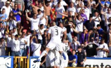 Los jugadores celebran el 0-2.