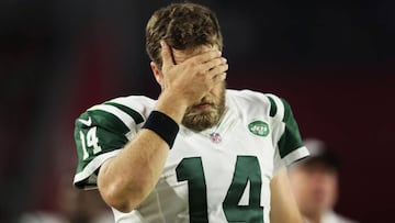 GLENDALE, AZ - OCTOBER 17: Quarterback Ryan Fitzpatrick #14 of the New York Jets reacts in the second half of the NFL game against the Arizona Cardinals at the University of Phoenix Stadium on October 17, 2016 in Glendale, Arizona.   Christian Petersen/Getty Images/AFP
 == FOR NEWSPAPERS, INTERNET, TELCOS &amp; TELEVISION USE ONLY ==