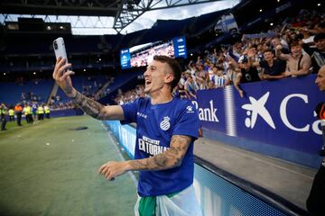 Jugadores y aficionados pericos celebran el ascenso a Primera División. En la imagen Salvi Sánchez.