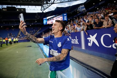Jugadores y aficionados pericos celebran el ascenso a Primera División. En la imagen Salvi Sánchez.