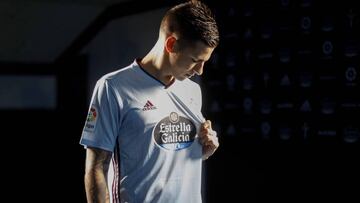 El delantero Santi Mina señala el escudo del Celta en el anuncio de su regreso a club vigués.