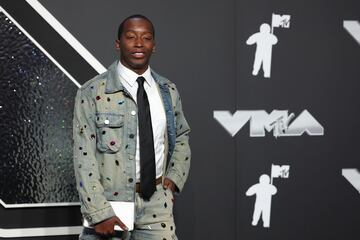 Markell Washington posa en la alfombra roja de los MTV Video Music Awards.