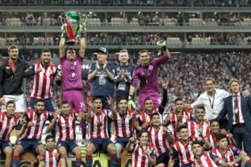 Guadalajara venció en penales a Morelia en una noche llena de magia en el estadio Chivas. ¡Aquí tienes las fotos para el recuerdo!