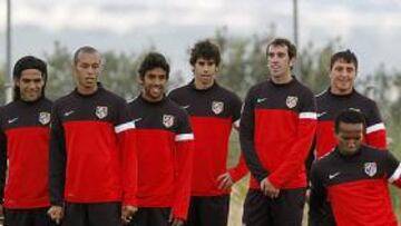 <b>FIJOS. </b>Filipe, Falcao, Miranda, Sílvio, Tiago, Godín y Cebolla, atentos a una jugada. Los siete cuentan para Simeone.