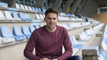 Andreu Font&agrave;s, sentado en la grada de las instalaciones deportivas de A Madroa. 