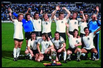 La final de la Eurocopa de Italia 1980 la jugaron Alemania Federal y Bélgica.
Los belgas fueron bautizados como los 'Diablos Rojos' por el ímpetu de su juego, aunque acabaron perdiendo 2-1 ante los alemanes. 