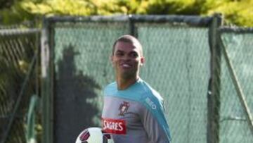 El defensa del Real Madrid Pepe participa en un entrenamiento de la selección de Portugal en Faro.