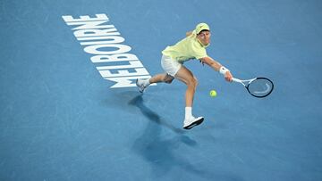 Melbourne (Australia), 26/01/2025.- Jannik Sinner of Italy in action during the Men's Singles final match against Alexander Zverev of Germany at the Australian Open Grand Slam tennis tournament in Melbourne, Australia, 26 January 2025. (Tenis, Alemania, Italia) EFE/EPA/JAMES ROSS AUSTRALIA AND NEW ZEALAND OUT