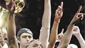 <b>LA RESURRECCIÓN DE LOS BAD BOYS.</b> Chauncey Billups, MVP de la fi nal, número uno, proclama la victoria de los Pistons y la pira de los Lakers. A la izquierda de Billups, mastica un puro su presidente: es Joe Dumars, el escudero de Isiah Thomas en esos Bad Boys de los 80 que ahora renacen.