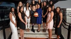 Las mejores jugadores de la 'generación 2017', junto a Lisa Borders, presidenta de la WNBA