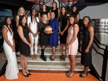 Las mejores jugadores de la 'generación 2017', junto a Lisa Borders, presidenta de la WNBA