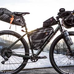 Qué es el 'bikepacking': Viajes de bici de alforjas... sin alforjas
