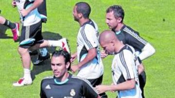 <b>OPORTUNIDAD. </b>Codina calienta ayer junto a sus compañeros.