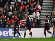 Soccer Football - Premier League - Sunderland v Nottingham Forest - Stadium of Light, Sunderland, Britain - April 24, 2026 Nottingham Forest's Igor Jesus, Chris Wood, Neco Williams and Morgan Gibbs-White celebrate their first goal an own goal scored by Sunderland's Trai Hume Action Images via Reuters/Lee Smith EDITORIAL USE ONLY. NO USE WITH UNAUTHORIZED AUDIO, VIDEO, DATA, FIXTURE LISTS, CLUB/LEAGUE LOGOS OR 'LIVE' SERVICES. ONLINE IN-MATCH USE LIMITED TO 120 IMAGES, NO VIDEO EMULATION. NO USE IN BETTING, GAMES OR SINGLE CLUB/LEAGUE/PLAYER PUBLICATIONS. PLEASE CONTACT YOUR ACCOUNT REPRESENTATIVE FOR FURTHER DETAILS..