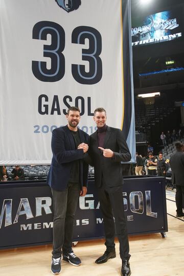 Marc Gasol y Pau Gasol posan delante de la camiseta gigante con el dorsal 33 y el nombre de Gasol.