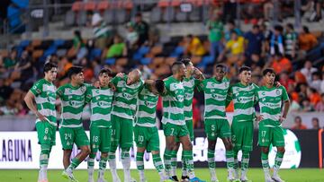 Players of Santos in Line of shoot penalty during the game Santos Laguna vs Houston Dynamo, corresponding to the group stage of the Leagues Cup 2023, at Shell Energy Stadium, on July 25, 2023.
<br><br>
Jugadores de Santos en linea de penalti durante el partido Santos Laguna vs Houston Dynamo, correspondiente a la fase de grupos de la Leagues Cup 2023, en el Estadio Shell Energy, el 25 de Julio de 2023.