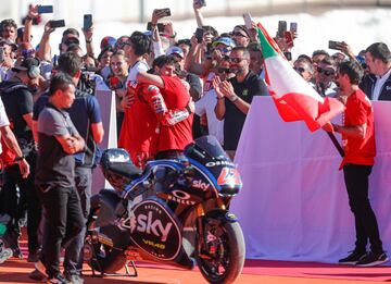 Francesco Bagnaia de Ducati Lenovo celebrando su victoria en el campeonato mundial de MotoGP.