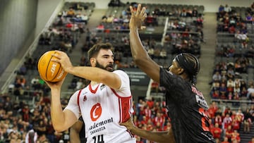 El jugador del Casademont Zaragoza, Dubljevic, y el del Covirán, Munnings, durante el partido.