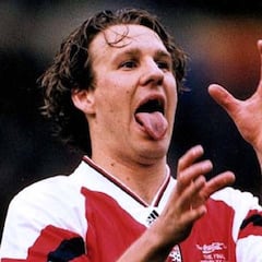 Paul Merson, ex del Arsenal, pierde 8 millones de euros por su brutal adicción al juego