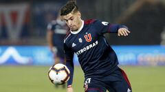 El jugador de  Universidad de Chile, Nicolas Oroz , controla el bal&oacute;n, durante el partido de primera division.