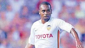 <b>Quique: "Es implanteable"</b> El entrenador del Valencia habló con rotundidad sobre el interés del Madrid por Miguel: "En el seno de nuestra plantilla hay un buen ambiente y por eso se habla de ofertas de otros clubes. Lo de Miguel es implanteable y no tiene visos de realidad".