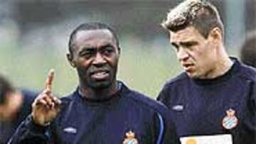 <b>SATISFECHO</B>. El central, reconvertido en centrocampista, consiguió ante el Betis un gol importantísimo que aún disfrutaba en el entrenamiento de ayer.