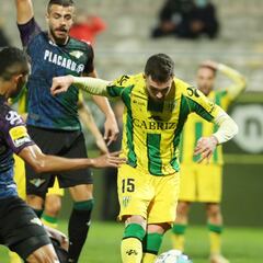 Manu Hernando aleja del descenso al Tondela de Ayestarán