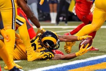 El segundo cuarto siguió por el mismo camino. Justo después de un 4ª y 1 fallado por los Bucs, los Rams consiguieron su tercer touchdown por medio del rookie Todd Gurley. El running back fue el máximo corredor de los locales con 48 yardas en 21 intentos, a las que sumó otras 41 de pase en 3 recepciones.