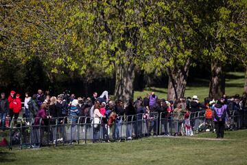 Varias personas se concentran en el Castillo de Windsor. 