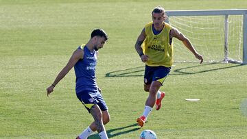 Baena y Griezmann durante un entrenamiento en Majadahonda.