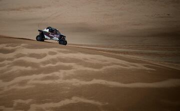 El piloto belga Guillaume De Mevius y su copiloto francés Francois Cazalet en una bonita instantánea de la etapa de hoy. 