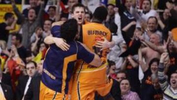 <b>EUFORIA. </b>Rabaseda (cedido al Fuenla por el Barça) celebra el triunfo con Muñoz y Bismack Biyombo. Mainoldi hizo lo propio con su hija.