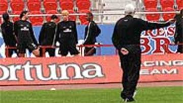 <B>PRIMERA REPRIMENDA</B>. Etoo y Luis revivieron momentos de la etapa anterior de El Sabio, pero el camerunés se lo tomó menos en serio que antaño. Al final, Samuel tuvo que entrenar con la misma ropa que sus compañeros.