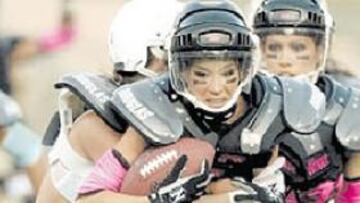 Varias de las jugadoras pugnan por la posesión del balón.