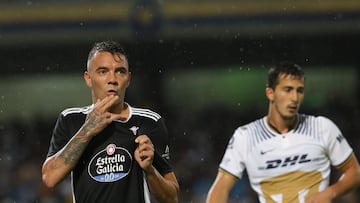 Iago Aspas del Celta de Vigo festeja una anotación a Pumas hoy, durante un partido amistoso disputado en el estadio Olímpico Universitario, en Ciudad de México (México).