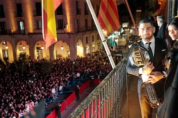 Después de proclamarse campeón del mundo del peso pluma de la UFC, Ilia Topuria es recibido por más de 8.000 aficionados en la plaza del Ayuntamiento de Alicante.