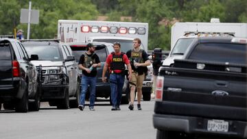 Agentes de Policía y de la DEA, tras el tiroteo en Uvalde (Texas)