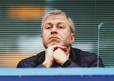 Con una fortuna estimada en 13.000 millones de euros, Roman Abramovich es el actual dueño del Chelsea. El multimillonario ruso compró el conjunto londinense en junio de 2003: se gastó 165 millones de euros en ello, que le sirvió para cancelar la deuda. Prácticamente se ha gastado otros 2.000 millones en contratar jugadores y entrenadores desde entonces. Esa inversión se ha traducido en una Champions (jugó dos finales), dos Europa League, cinco títulos de Premier, cinco FA Cups, tres Copas de la Liga y dos Community Shields.