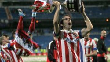 Godín levantando la Copa del Rey en el Bernabéu.