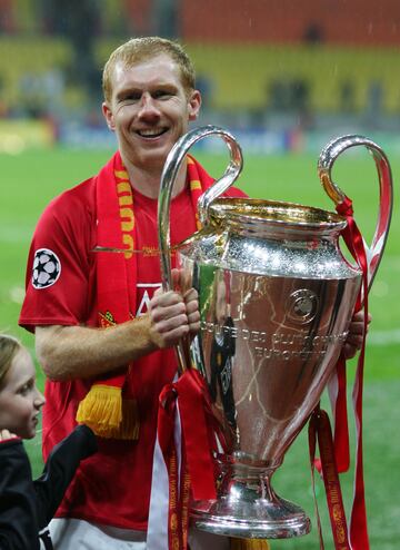 Con los Diablos Rojos consigui un gran palmars: once ligas inglesas de las veinte que suma el club ingls en toda su historia, cuatro FA Cup, siete Supercopas de Inglaterra, tres Copas de la Liga, dos Champions League y dos Copas Intercontinentales. En la foto, Scholes sostiene la Champions de 2008. 