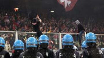 <b>DESAFIANTES. </b>Los radicales serbios lanzan bengalas y retan a la Policía desde la grada de Marassi.