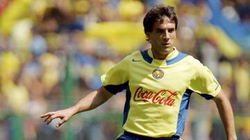 El defensa argentino llegó para el Apertura 2004, sin embargo, su gris actuación provocó que saliera al término del torneo.