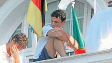 <b>DESOLACIÓN. </b>Fazio, Boulahrouz y Kanouté, hundidos en una terraza del hotel en el que se alojaron en Atenas.