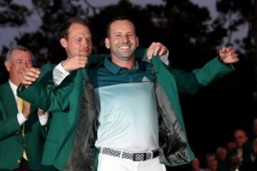 Sergio García puts on the green jacket.